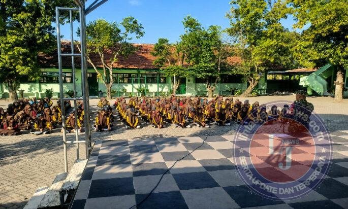 Tanamkan Disiplin dan Cinta Tanah Air, Koramil Pilangkenceng Bekali Siswa MTSN 7 Madiun dengan PBB dan Wawasan Kebangsaan