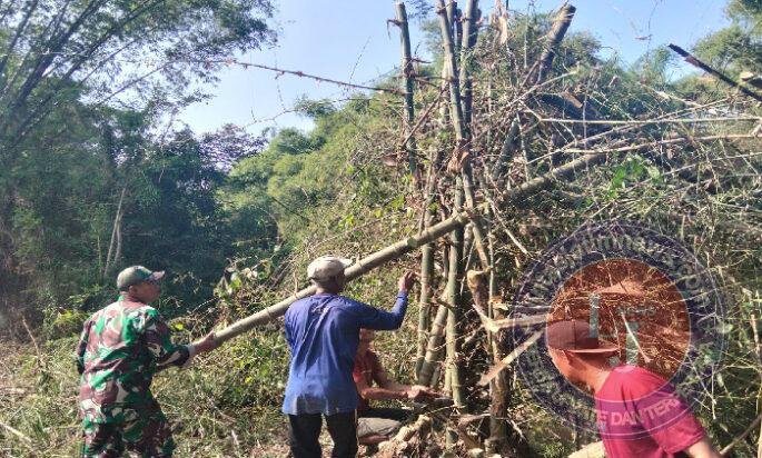 Ikut Kerja Bakti, Sarana Komsos Anggota Kodim Ponorogo Ciptakan Kemanunggalan Dengan Warga