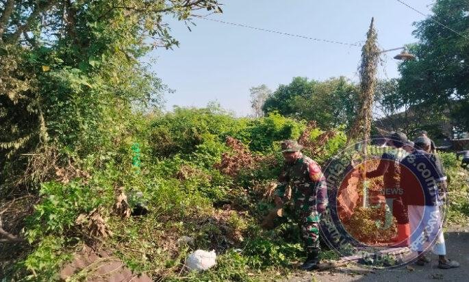 Wujud Kepedulian Lingkungan Yang Sehat, Babinsa Joyotakan dan Warga Kerja Bakti Makam Pandangan