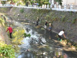 Sinergitas TNI dan Warga Bersihkan Sampah di Bantaran Sungai