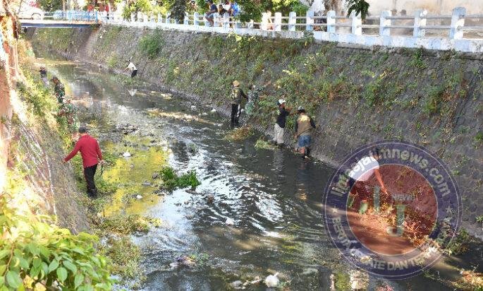 Sinergitas TNI dan Warga Bersihkan Sampah di Bantaran Sungai