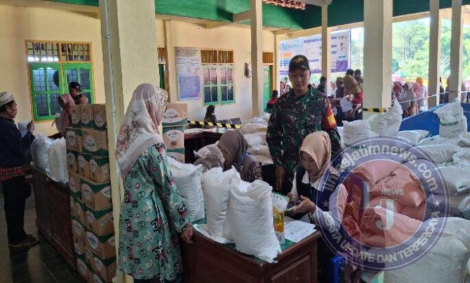 Kawal Penyaluran Cadangan Pangan Pemerintah (CPP), Babinsa Koramil 0801/05 Nawangan Berharap Tepat Sasaran