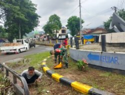 Babinsa dan Warga Kompak Bersihkan Pantai Prigi, Jaga Pesona Wisata Trenggalek
