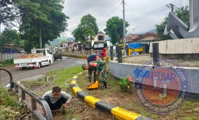Babinsa dan Warga Kompak Bersihkan Pantai Prigi, Jaga Pesona Wisata Trenggalek