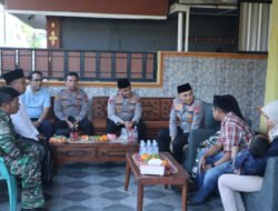 Wakapolda Jatim dan Kapolres Gresik Takziah ke Keluarga Kusaeni, Wujud Nyata Kepedulian Polri