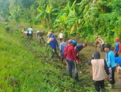 Babinsa dan Warga Pandean Kompak Bersihkan Sungai, Cegah Banjir Sejak Dini
