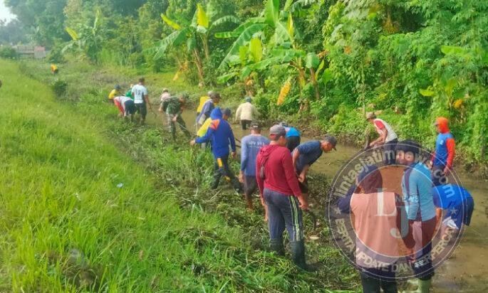 Babinsa dan Warga Pandean Kompak Bersihkan Sungai, Cegah Banjir Sejak Dini