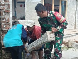 Gotong Royong Bangun Harapan, Babinsa Dampingi Pembangunan Rumah Layak Huni Warga Banyukambang