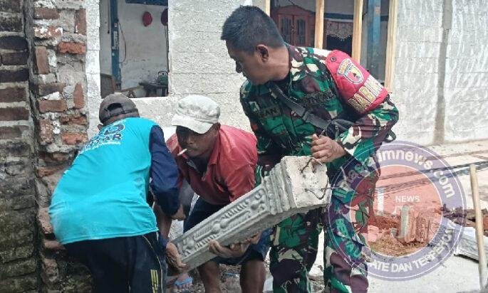 Gotong Royong Bangun Harapan, Babinsa Dampingi Pembangunan Rumah Layak Huni Warga Banyukambang