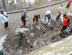 Babinsa Banjarsari Gotong Royong Bersihkan Kali Pepe, Cegah Banjir & Penyebaran Bibit Penyakit