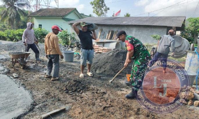 Babinsa dan Warga Pule Gotong Royong Rabat Jalan 100 Meter di Sukokidul
