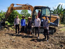 Polres Pelabuhan Tanjungperak Datangkan Alat Berat Bantu Petani Olah Lahan Pascapanen