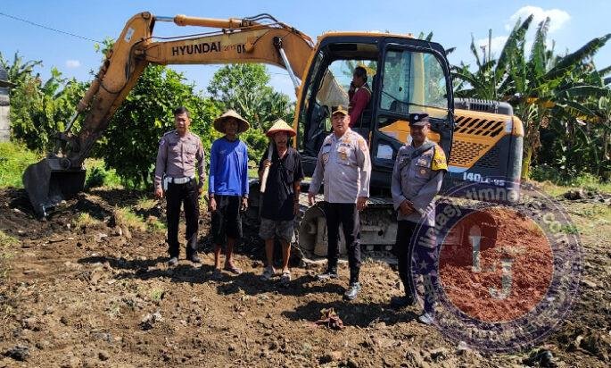 Polres Pelabuhan Tanjungperak Datangkan Alat Berat Bantu Petani Olah Lahan Pascapanen