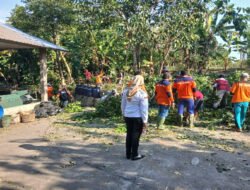 Koramil 04/Jebres Bersama Warga Gotong Royong Bersihkan Lingkungan Sekitar TPS3R