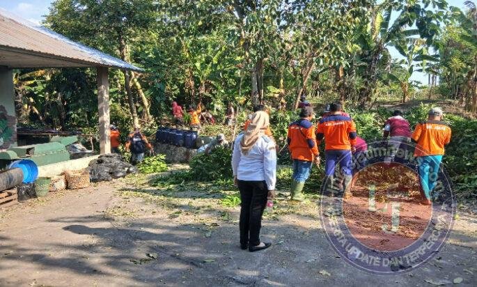 Koramil 04/Jebres Bersama Warga Gotong Royong Bersihkan Lingkungan Sekitar TPS3R