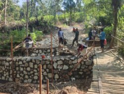 TNI Bersama Masyarakat Gotong Royong Kebut Progres Jembatan Beton di Donorojo Masuk Tahap Pondasi