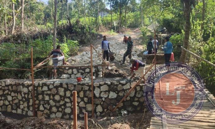 TNI Bersama Masyarakat Gotong Royong Kebut Progres Jembatan Beton di Donorojo Masuk Tahap Pondasi