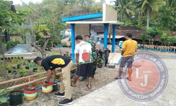 Semangat Gotong Royong TNI Dan Warga Johunut: Bank Sampah Dibangun, Poskamling Diperkuat