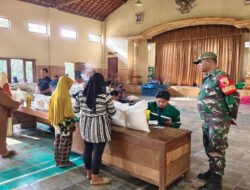 Babinsa Kodim Ponorogoo Pendampingan Distribusi Bantuan Pangan di Desa Binaan