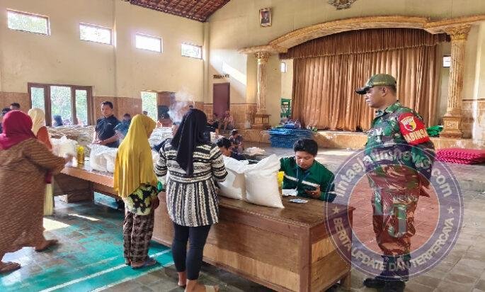 Babinsa Kodim Ponorogoo Pendampingan Distribusi Bantuan Pangan di Desa Binaan