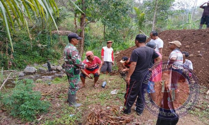 Gotong Royong Babinsa dan Warga Desa Candi, Wujud Nyata Kebersamaan dan Kepedulian Lingkungan