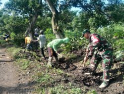 Cegah Genangan, Babinsa dan Warga Desa Bulu Turun Tangan Bersihkan Saluran Air