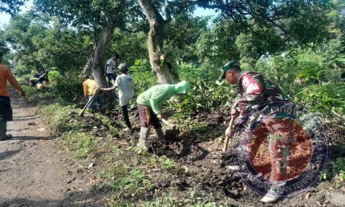 Cegah Genangan, Babinsa dan Warga Desa Bulu Turun Tangan Bersihkan Saluran Air