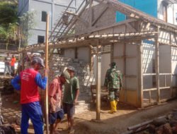 Babinsa dan Warga Bergotong Royong Wujudkan Rumah Layak Huni di Trenggalek