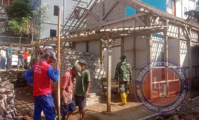 Babinsa dan Warga Bergotong Royong Wujudkan Rumah Layak Huni di Trenggalek