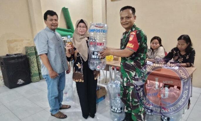 Sulap Galon Bekas Jadi Komposter, Babinsa Kepatihan Wetan Ajak Warga Olah Sampah Jadi Cuan Lewat Sistem UMAITA