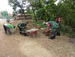 Gotong Royong Tak Pernah Usang, Babinsa dan Warga Doyong Bersatu Perbaiki Jalan Demi Kelancaran Aktivitas