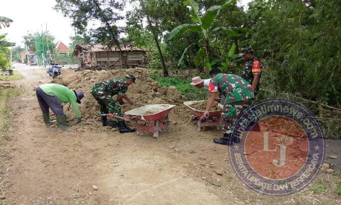 Gotong Royong Tak Pernah Usang, Babinsa dan Warga Doyong Bersatu Perbaiki Jalan Demi Kelancaran Aktivitas