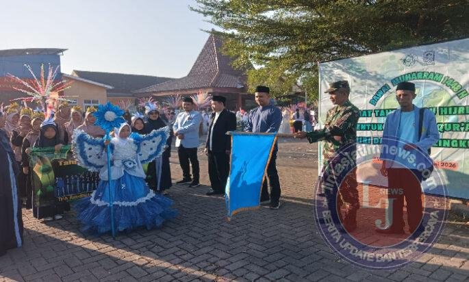 Peringati Tahun Baru Hijriyah, Babinsa Widodaren dan Polsek Amankan Pawai Ta’aruf 1 Muharram 1448 H