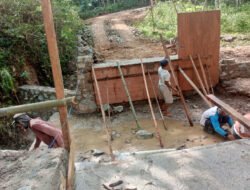 Terus Kebut Pembuatan Jembatan Garuda Tahap V Di Pacitan, Babinsa Punung Kawal Progres Pembangunan