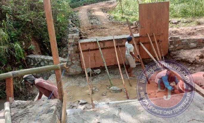 Terus Kebut Pembuatan Jembatan Garuda Tahap V Di Pacitan, Babinsa Punung Kawal Progres Pembangunan