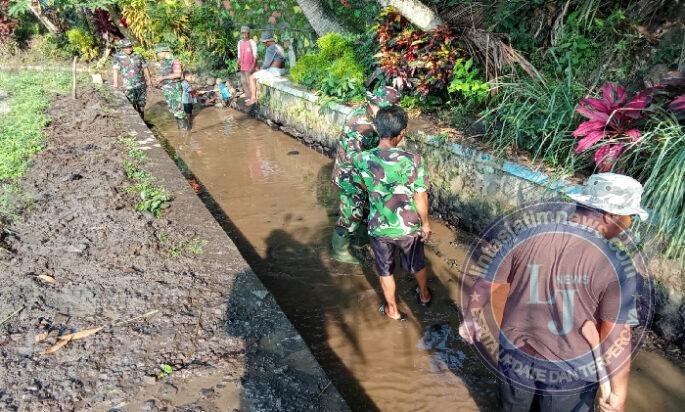 Babinsa Koramil 10/Sambi Bersama Warga Bersihkan Irigasi, Dukung Ketahanan Pangan di Desa Catur