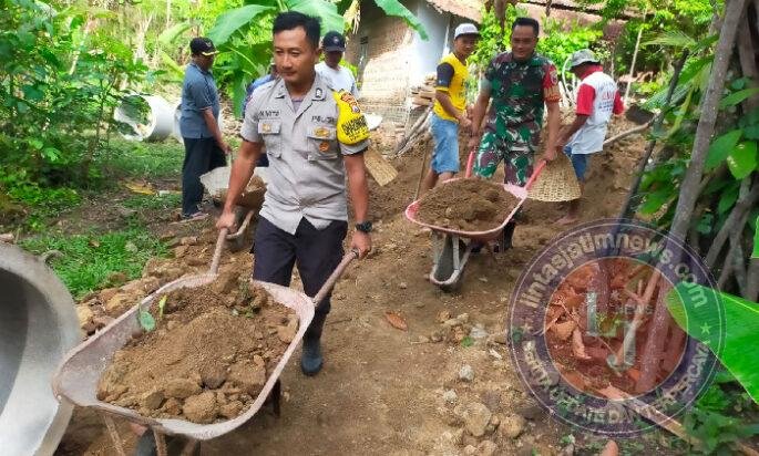 TNI-Polri Bersama Warga Bahu-Membahu Bangun Akses Jalan di Salamrejo Trenggalek