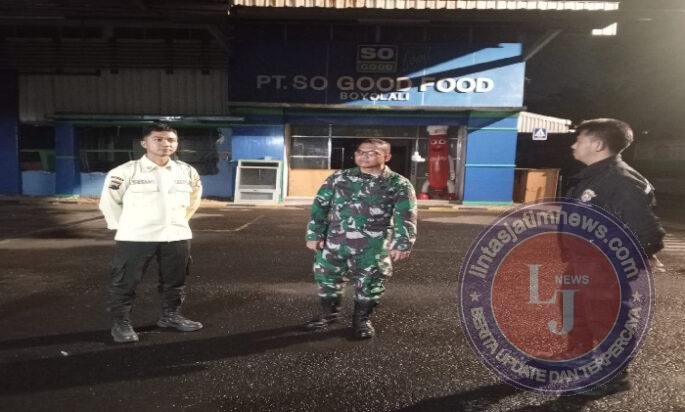 Patroli Wilayah dan Komsos, Bati Bakti TNI Koramil 04/Teras Perkuat Sinergi Keamanan dengan Security PT So Good Food