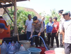 Polres Bondowoso Salurkan Air Bersih ke 20 Dusun yang Terdampak Kekeringan