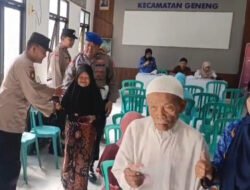 Tuai Pujian, Aksi Humanis Polsek Geneng Bantu Lansia yang Antri Terima PKH Plus di Ngawi