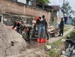 Saat Seragam Loreng Menyatu dengan Cangkul dan Semen di Tirto Mulyo