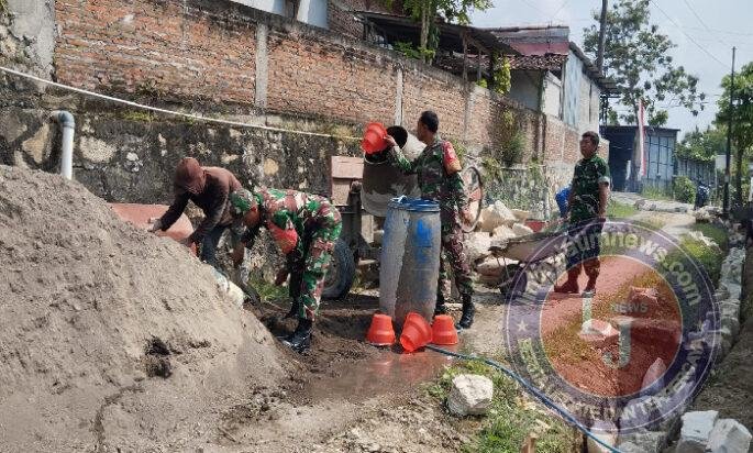 Saat Seragam Loreng Menyatu dengan Cangkul dan Semen di Tirto Mulyo