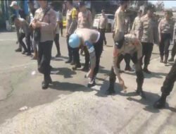 Personel Polres Blitar Bersihkan Sampah Usai Layanan Pengamanan Aksi Unjuk Rasa