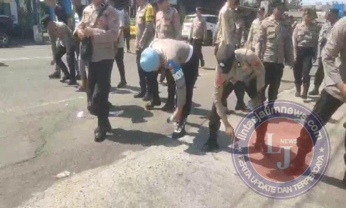 Personel Polres Blitar Bersihkan Sampah Usai Layanan Pengamanan Aksi Unjuk Rasa