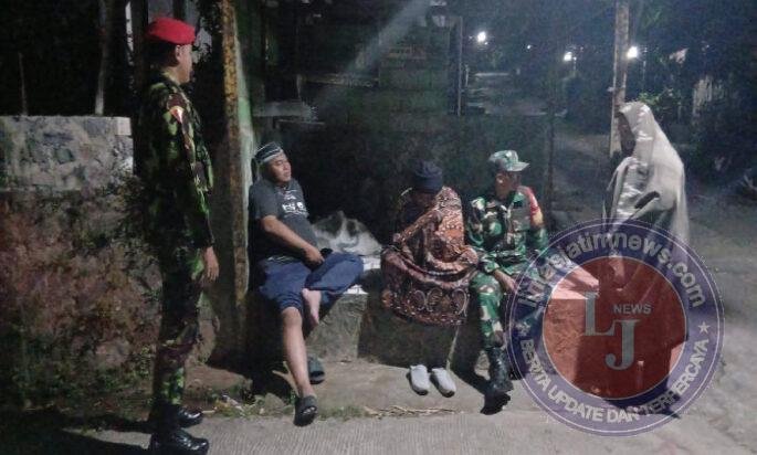 Patroli Malam Cipta Kondisi, Serka Heri Santoso Sambangi Warga Demi Menjaga Keamanan Bulukerto