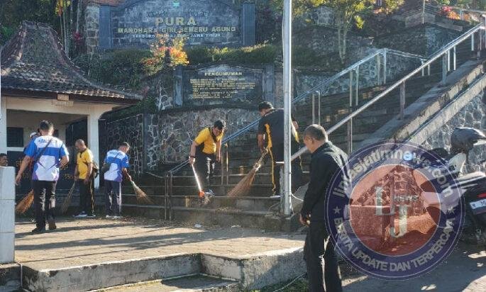 Polres Lumajang Gelar Bakti Religi Bersihkan Sejumlah Tempat Ibadah Sambut Hari Bhayangkara ke -80
