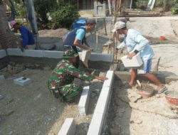 Wujud Nyata Kedekatan TNI dengan Rakyat, Babinsa Kemusu Turun Tangan Bantu Warga Bangun Rumah