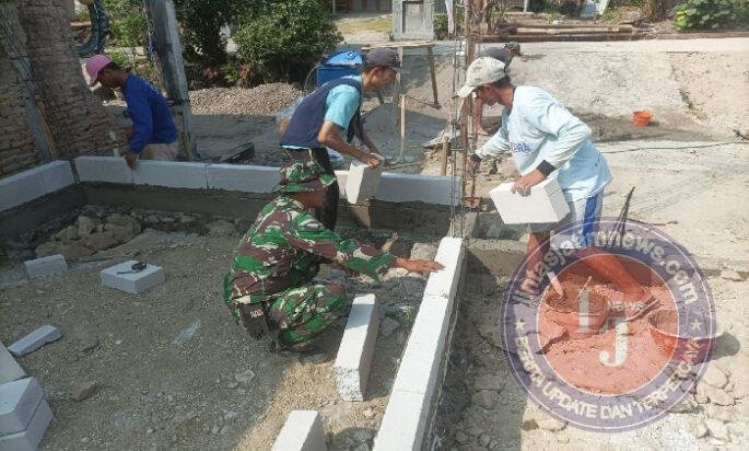 Wujud Nyata Kedekatan TNI dengan Rakyat, Babinsa Kemusu Turun Tangan Bantu Warga Bangun Rumah