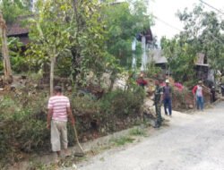 Peduli Lingkungan, Babinsa Kodim Ponorogo Bersihkan Jalan Bersama Warga