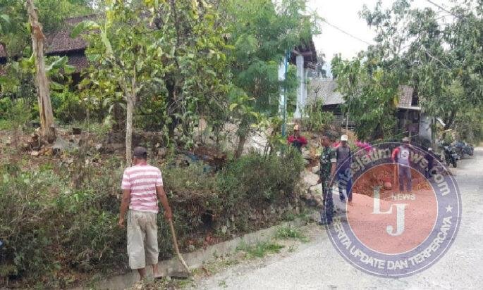 Peduli Lingkungan, Babinsa Kodim Ponorogo Bersihkan Jalan Bersama Warga